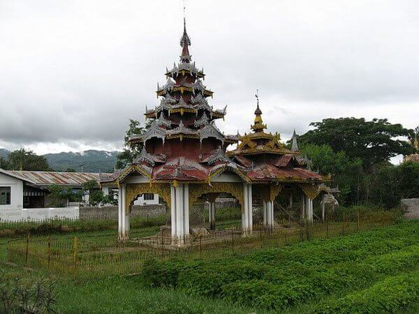 Sao Shwe Thaike and Sao Nang Yee's Tombs in Yawnghwe.